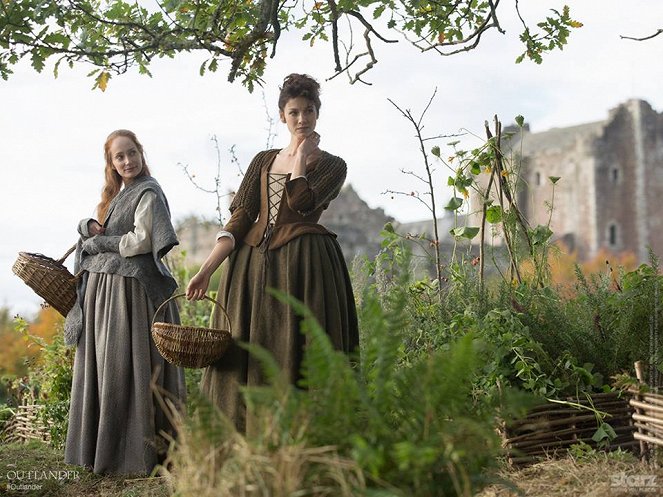 Outlander - Die Highland-Saga - Burg Leoch - Filmfotos - Lotte Verbeek, Caitríona Balfe
