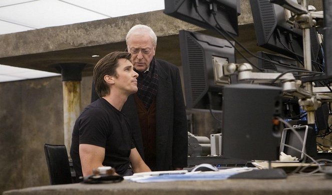 Mroczny Rycerz - Z filmu - Christian Bale, Michael Caine