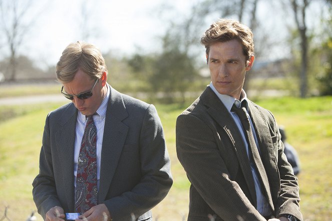 True Detective - Season 1 - The Long Bright Dark - Photos - Woody Harrelson, Matthew McConaughey