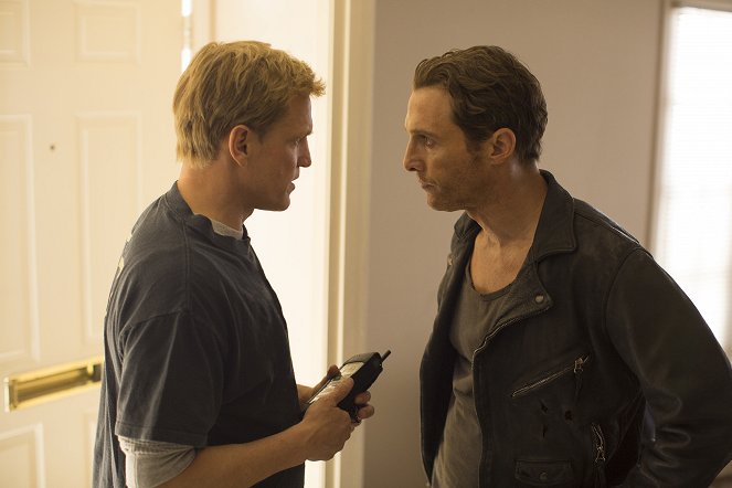 True Detective - Season 1 - Wer ist da? - Filmfotos - Woody Harrelson, Matthew McConaughey