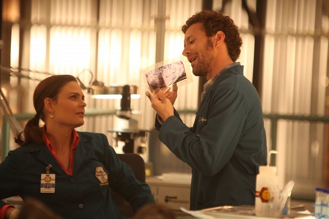 Kości - Patriota w czyśćcu - Z filmu - Emily Deschanel, T.J. Thyne