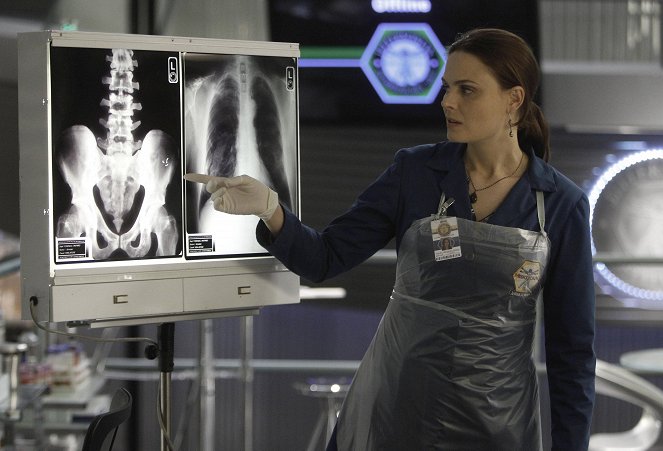 Dr. Csont - Anatómiai rejtvény - Filmfotók - Emily Deschanel