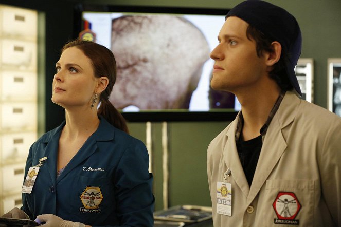 Bones - Season 8 - Petit meurtre entre amis - Film - Emily Deschanel, Luke Kleintank