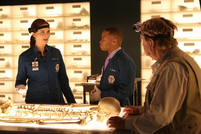Bones - The Blood from the Stones - Photos - Emily Deschanel, Eugene Byrd