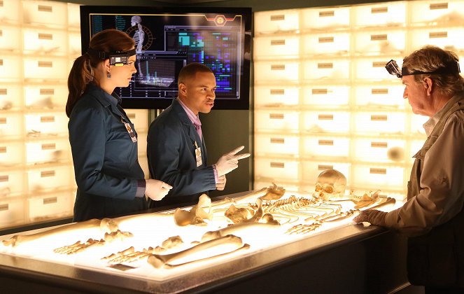 Bones - The Blood from the Stones - Photos - Emily Deschanel, Eugene Byrd, Dave Thomas