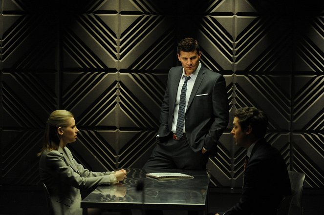 Bones - Season 9 - The Dude in the Dam - Photos - Jeanette Brox, David Boreanaz, John Francis Daley