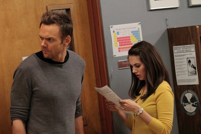 Community - Conspiracy Theories and Interior Design - Photos - Joel McHale, Alison Brie
