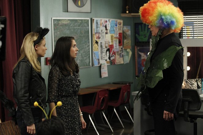 Community - Celebrity Pharmacology - Photos - Gillian Jacobs, Alison Brie, Chevy Chase