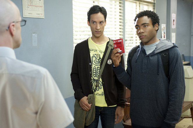 Community - Intro to Political Science - Photos - Danny Pudi, Donald Glover