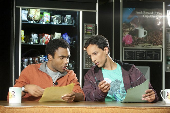 Community - Intro to Political Science - Van film - Donald Glover, Danny Pudi