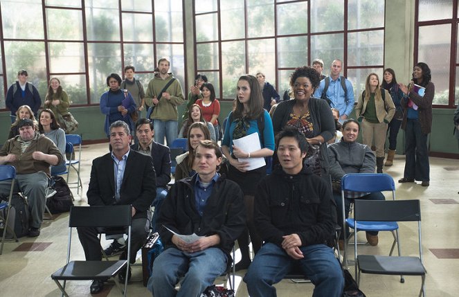 Community - Intro to Political Science - Photos - Alison Brie, Yvette Nicole Brown