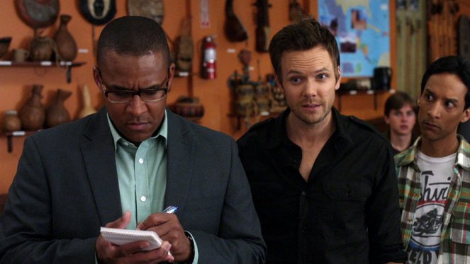 Community - Season 2 - Applied Anthropology and Culinary Arts - Photos - Joel McHale, Danny Pudi