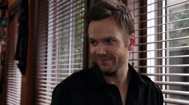 Community - Season 2 - Applied Anthropology and Culinary Arts - Photos - Joel McHale