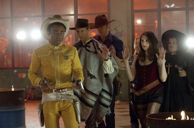 Community - Season 2 - A Fistful of Paintballs - Photos - Donald Glover, Danny Pudi, Joel McHale, Gillian Jacobs, Alison Brie, Yvette Nicole Brown