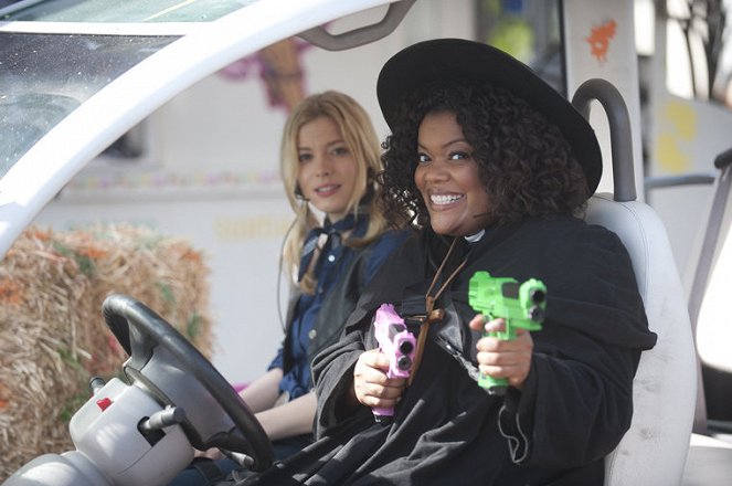 Community - For a Few Paintballs More - Making of - Gillian Jacobs, Yvette Nicole Brown