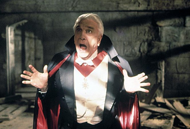 Dracula mort et heureux de l'être - Film - Leslie Nielsen