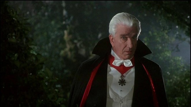 Dracula mort et heureux de l'être - Film - Leslie Nielsen