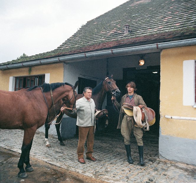 Obyčejná koňská historie - Photos - Karel Hlušička, Karel Greif