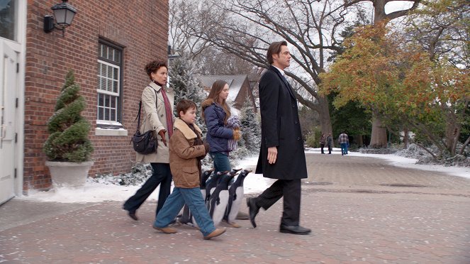 Mr. Popper's Penguins - Photos - Carla Gugino, Maxwell Perry Cotton, Madeline Carroll, Jim Carrey