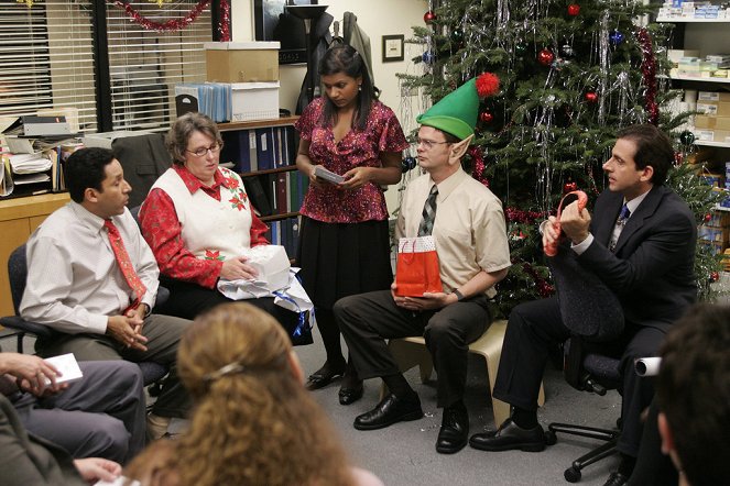 The Office (U.S.) - Christmas Party - Photos - Oscar Nuñez, Phyllis Smith, Mindy Kaling, Rainn Wilson, Steve Carell