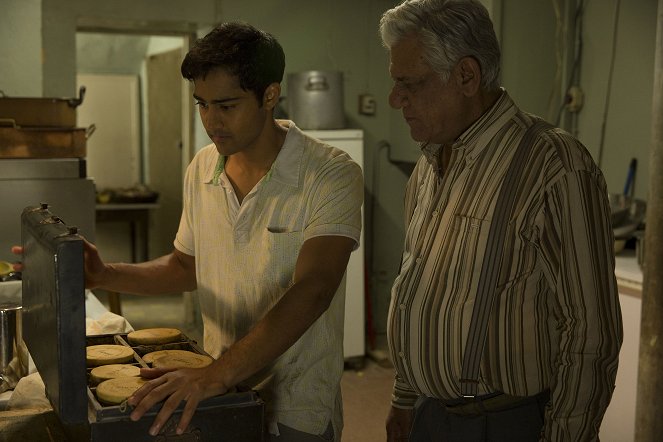 Un viaje de diez metros - De la película - Manish Dayal, Om Puri