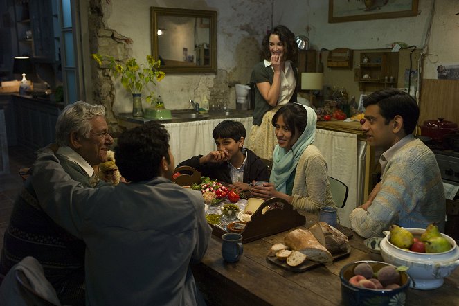 Un viaje de diez metros - De la película - Om Puri, Dillon Mitra, Charlotte Le Bon, Farzana Dua Elahe, Amit Shah