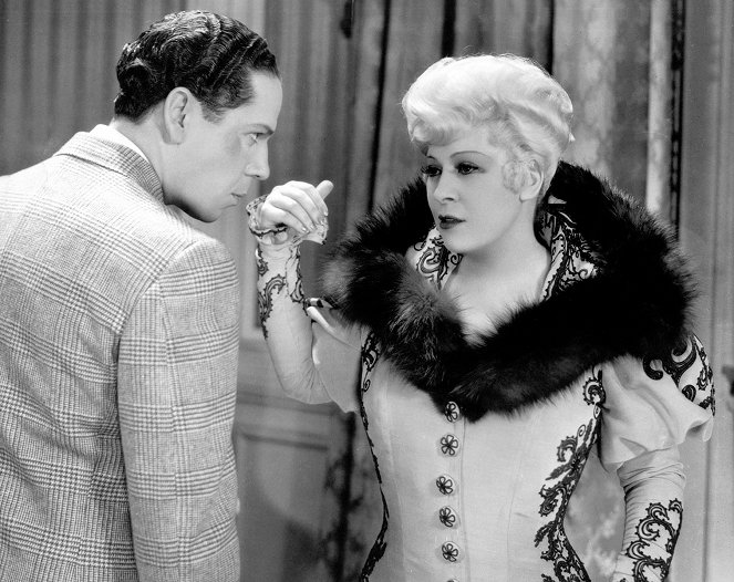 Belle of the Nineties - Do filme - Roger Pryor, Mae West
