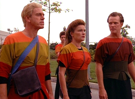 Star Trek: Voyager - Season 1 - Time and Again - Photos - Nicolas Surovy, Kate Mulgrew, Robert Duncan McNeill