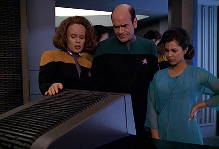 Star Trek: Voyager - Season 6 - Virtuoso - Photos - Roxann Dawson, Robert Picardo, Kamala Lopez