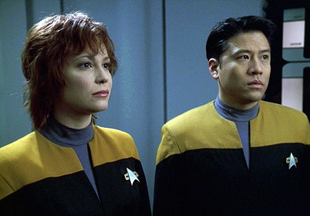 Star Trek: Voyager - Season 6 - Ashes to Ashes - Photos - Kim Rhodes, Garrett Wang