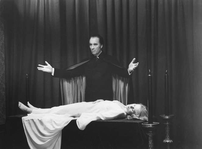 The Satanic Rites of Dracula - Z filmu - Christopher Lee, Joanna Lumley