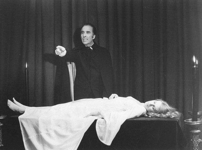 The Satanic Rites of Dracula - Filmfotos - Christopher Lee, Joanna Lumley