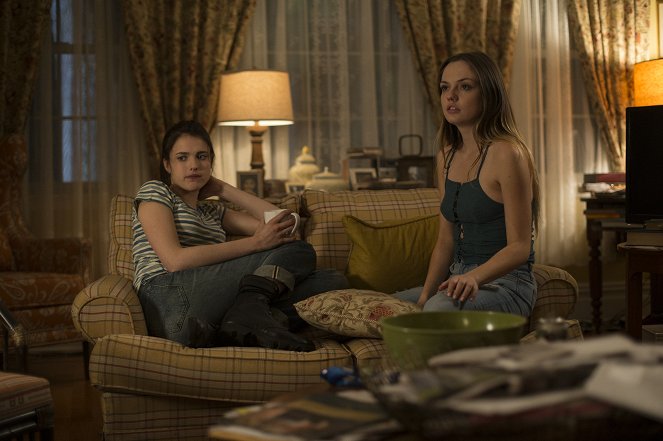 The Leftovers - Season 1 - Solace for Tired Feet - Photos - Margaret Qualley, Emily Meade