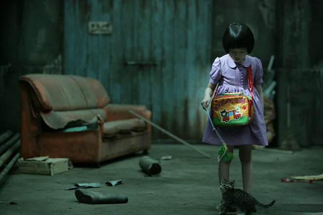 Goyangyi : jookeumeul boneun doo gaeui noon - Kuvat elokuvasta