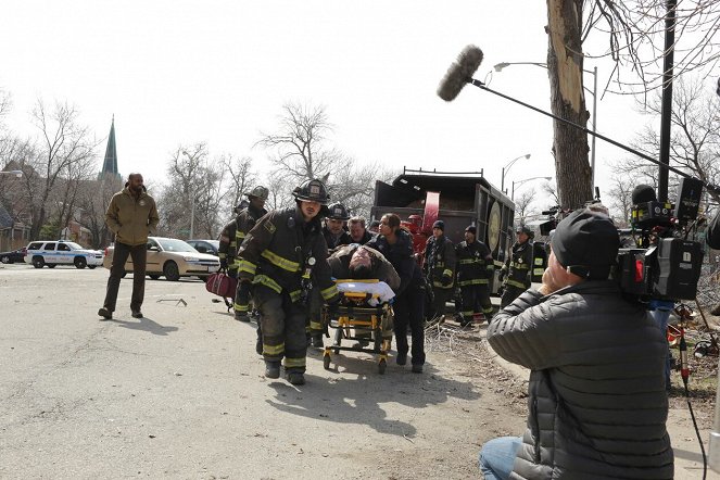 Chicago Fire - Ein letzter Versuch - Dreharbeiten - Yuriy Sardarov, Monica Raymund