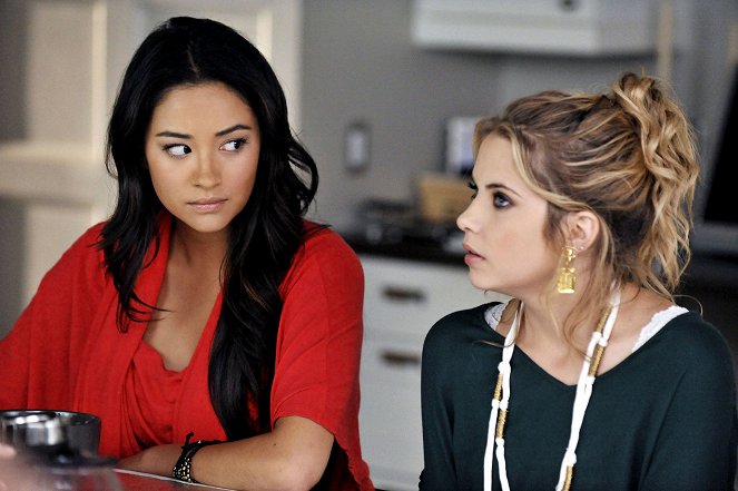 Pretty Little Liars - Let the Water Hold Me Down - Photos - Shay Mitchell, Ashley Benson