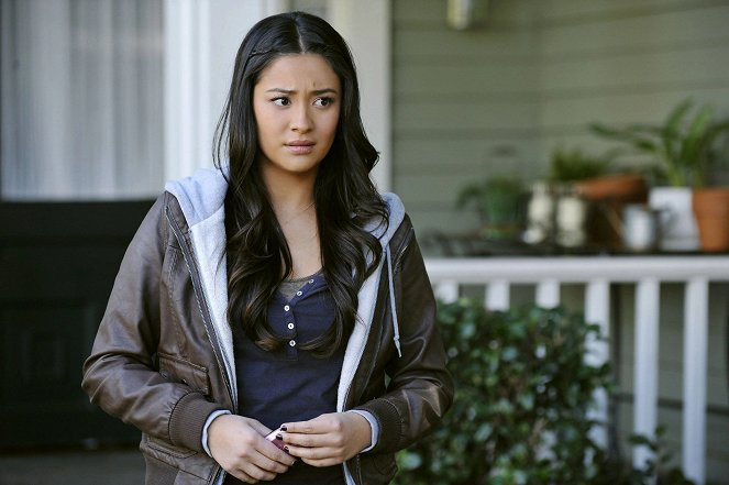 Pretty Little Liars - If These Dolls Could Talk - Do filme - Shay Mitchell