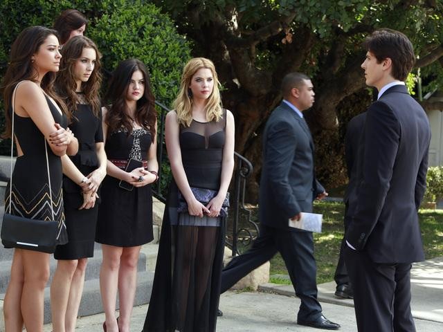 Pretty Little Liars - Season 4 - A Is for A-l-i-v-e - Photos - Shay Mitchell, Tyler Blackburn, Lucy Hale, Ashley Benson