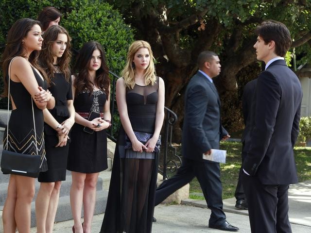 Pretty Little Liars - A steht für A-U-F-E-R-S-T-A-N-D-E-N - Filmfotos - Shay Mitchell, Tyler Blackburn, Lucy Hale, Ashley Benson