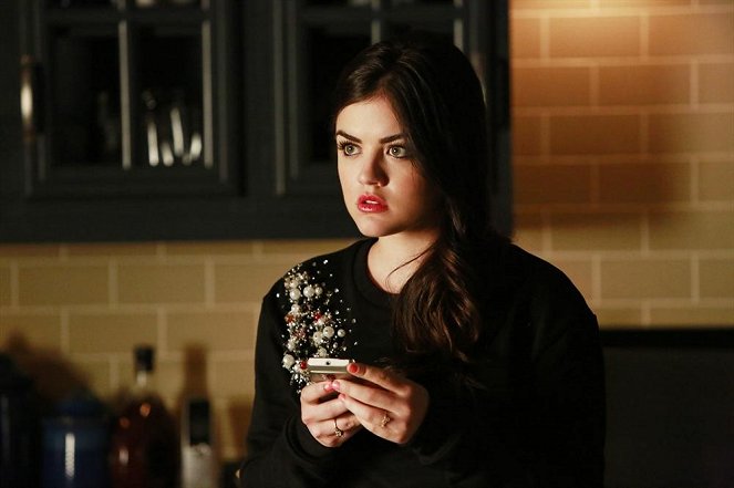 Pretty Little Liars - Face Time - Photos - Lucy Hale