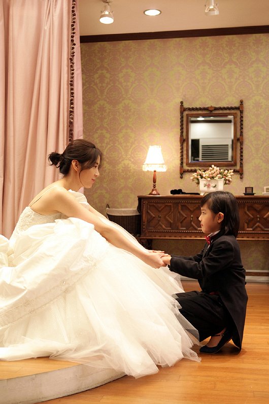 Wedding Dress - Photos - Yoon-ah Song, Hyang-gi Kim