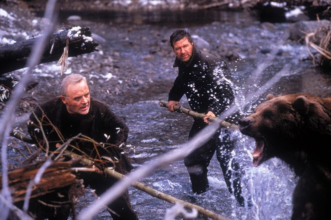 Na ostří nože - Z filmu - Anthony Hopkins, Alec Baldwin, medvěd Bart