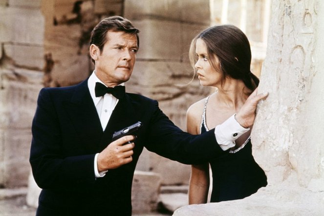 The Spy Who Loved Me - Photos - Roger Moore, Barbara Bach