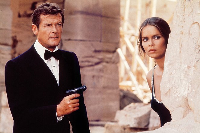 The Spy Who Loved Me - Photos - Roger Moore, Barbara Bach
