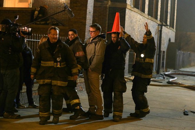 Chicago Fire - Pas de répit pour les braves - Tournage - Christian Stolte, Charlie Barnett, Taylor Kinney, Jesse Spencer