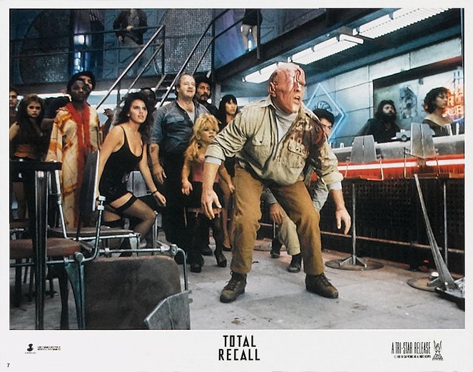 Total Recall - unohda tai kuole - Mainoskuvat - Debbie Lee Carrington, Dean Norris