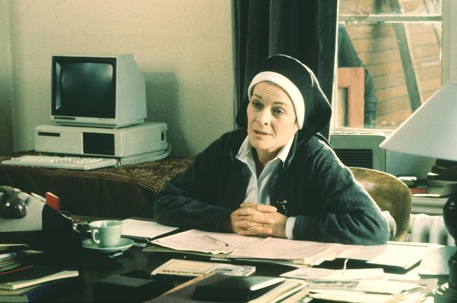 Nuns on the Run - Van film - Janet Suzman
