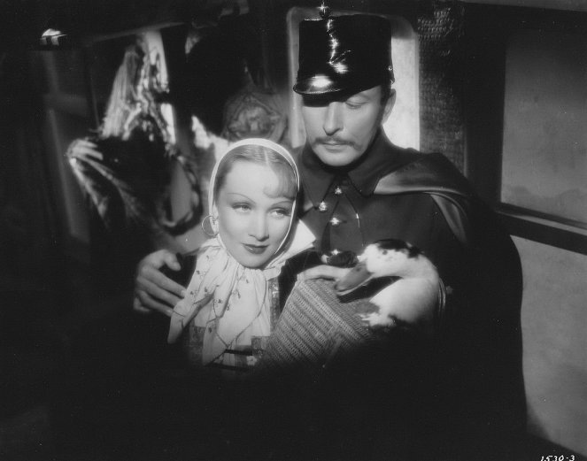 Žena a tatrman - Z filmu - Marlene Dietrich, Lionel Atwill