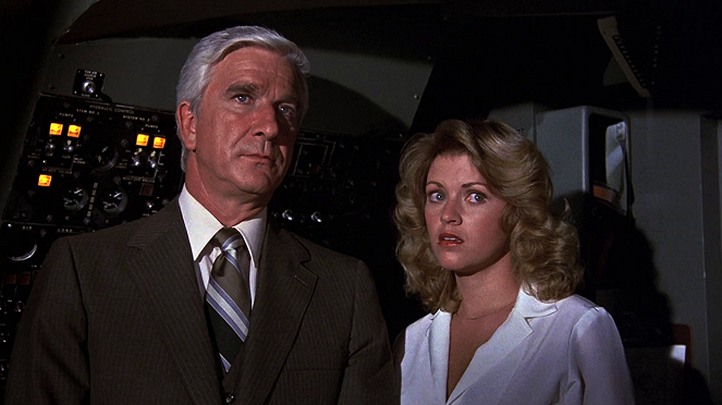 Die unglaubliche Reise in einem verrückten Flugzeug - Filmfotos - Leslie Nielsen, Lorna Patterson