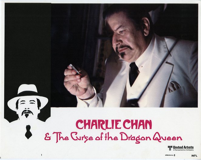 Charlie Chan and the Curse of the Dragon Queen - Lobbykaarten - Peter Ustinov